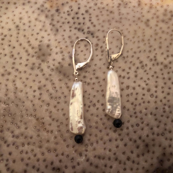 white and black necklace with bonus earrings - Picture 2 of 2